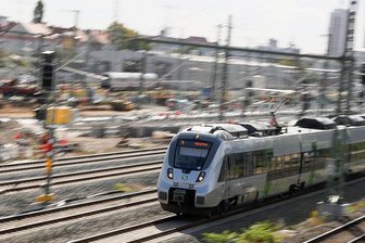 S-Bahn von Plauen nach Leipzig soll erst ab 2026 rollen - Eine S-Bahn am Leipziger Hauptbahnhof. Ab Ende 2026 soll sie auf der Strecke Plauen-Leipzig durchgängig fahren.