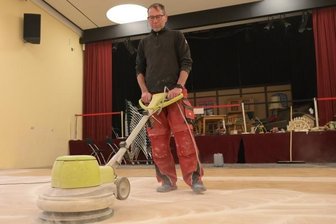 Saal bekommt frisches Parkett - 