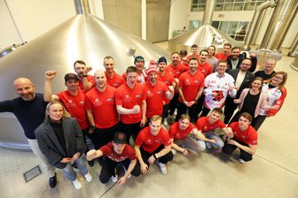 Saale Bulls Halle in der Silberstadt zu Gast: Eishockey-Team im Freiberger Brauhaus - Zum ersten Mal waren die Eishockeyspieler der Saale Bulls aus Halle im Freiberger Brauhaus zu Gast.