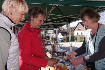 Saatgut-Tauschbörse in Mülsen: Fachsimpeln und Tauschen für mehr Vielfalt im Schrebergarten - Susann (links) und Sigrid Gündel sind extra aus Bärenwalde zur Saatgut-Tauschbörse nach Mülsen St. Micheln gekommen. Von Edeltraud Strohbach aus Planitz holen sie sich unter anderem ein Tütchen mit Bohnen. 