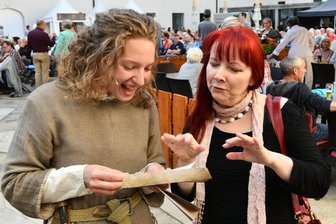Sabine Ebert besucht Bühnen-Premiere ihres Romans - Im Schlosshof Freiberg feierte am Mittwochabend die Aufführung von "Das Geheimnis der Hebamme" Premiere. Die Autorin des gleichnamigen Romans, Sabine Ebert (rechts im Bild), schenkte Marthe-Darstellerin Tammy Girke zur Aufführung einen Brief sowie einen Brieföffner.