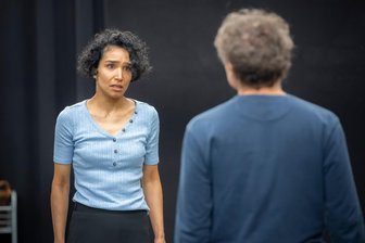 Sabine Eberts „Die Spur der Hebamme“ erstmals in Rathen zu erleben - Probe in den Landesbühnen Sachsen zur neuen „Hebamme“ mit Julia Rani und Michael Berndt-Cananá.