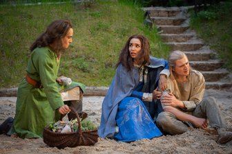 Sabine Eberts Mittelalter-Saga auf großer Bühne in der Sächsischen Schweiz - Julia Rani als Marthe mit Maximilian Bendl als Konrad (links) und Marten Baum als Lukas.