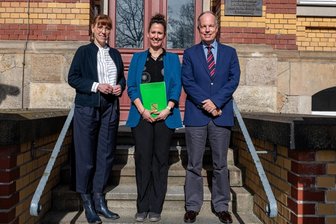 Sabine Lang ist neue Amtsgerichtsdirektorin in Marienberg - Katja Meier (l.), Justizministerin in Sachsen, und Richterin Sabine Lang sowie Dr. Dominik Schulz, Präsident des Landgerichts Chemnitz .
