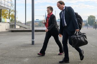 Sabine Zimmermann im Interview: „Wir müssen nicht unbedingt...“ - Sabine Zimmermann und Marcel Machill vor dem Landtag in Sachsen. Im März saßen die sächsische BSW-Chefin und der Journalistik-Professor zum Kennenlerngespräch in einem Zwickauer Café.