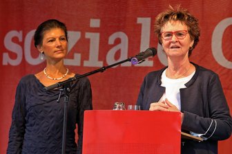 Sabine Zimmermann über neue Wagenknecht-Partei: „Ich sehe es als historische Verantwortung, die Partei zu gründen“ - Sabine Zimmermann (rechts) und Sahra Wagenknecht haben schon 2021 gemeinsam in Zwickau Wahlkampf gemacht, damals noch für die Linke.