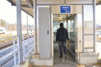 Sachbeschädigung am Bahnhof Flöha: Unbekannte zerstören Scheibe im neuen Aufzug - Die drei Doppelbahnsteige des Bahnhofs Flöha haben seit dem vergangenen Jahr Fahrstühle. Der barrierefreie Umbau und die Modernisierung des Bahnhofs kosteten 9 Millionen Euro.