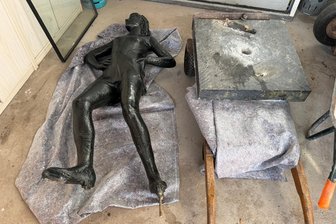 Sachbeschädigung am Kunsteisstadion in Crimmitschau: Täter machen sich an Bronzestatue zu schaffen - Die beschädigte Bronzestatue liegt aktuell im Kunsteisstadion in Crimmitschau.