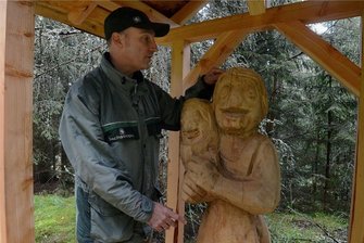 Sachbeschädigung an Ameisenstraße bei Grünheide ist aufgeklärt - Revierförster Dirk Schönfelder hatte die beschädigten Holzfiguren begutachtet. 