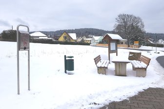 Sachbeschädigung im Vogtland: Unbekannte montieren Hundetoilette ab - Steht noch unten ohne da: die beschädigte Hundetoilette am Wanderparkplatz Schnarrtanne.