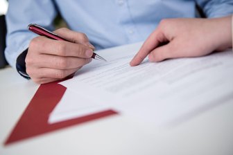 Sachgrundlos befristet? Wann ein zweiter Vertrag erlaubt ist - Zweite sachgrundlose Befristung beim selben Arbeitgeber? Kann trotz kurzer Pause unwirksam sein, sagt das Arbeitsgericht Köln.