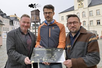 Sachpreise im Wert von rund 2000 Euro: Dieser Adventskalender im Erzgebirge hat es in sich - Sören Schmeuser, Andreas Schädlich und Denny Helmer (v.li.) mit dem Adventskalender.