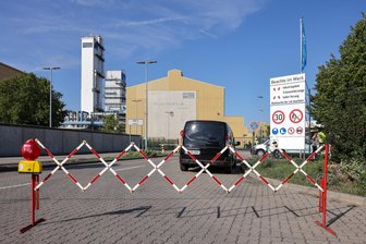 Leuna am Montagvormittag: Die Einfahrt in den Chemiepark Leuna ist abgesperrt. Dort war am Morgen ein Feuer ausgebrochen. Die Werksfeuerwehr sei im Einsatz, externe Kräfte seien bislang nicht angefordert worden, sagte ein Sprecher der Betreibergesellschaft Infraleuna.