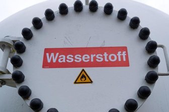 Ein Wasserstoffspeicher steht auf dem Gelände eines Kraftwerks.