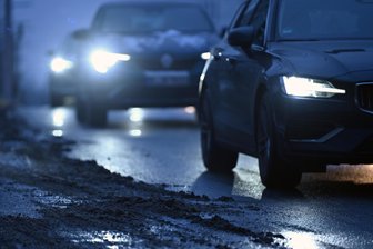 Sachsen aufgepasst: Schnee, Sturm und glatte Straßen ab Mittwoch - Autofahrer müssen bald wieder mit glatten Straßen rechnen.