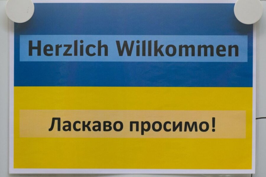 "Herzlich Willkommen" steht auf einem Schild auf dem Dresdner Hauptbahnhof in deutscher und ukrainischer Sprache.