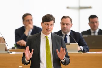 Sachsen baut 4.600 Lehrerstellen ab - Kultusminister Conrad Clemens (CDU) hat die neue Lehrerbedarfsprognose vorgestellt. (Archivbild)