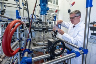 Sachsen bleibt bundesweiter Spitzenreiter bei Hochschulpatenten - Aus den Laboren und Forschungsabteilungen der sächsischen Hochschulen werden besonders viele Patente angemeldet. Im Bild arbeitet Professor Martin Bertau an der TU Bergakademie in Freiberg an einem Rotschlamm-Reaktor.