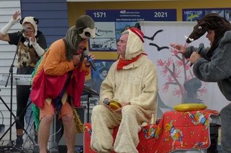 Sachsen bringen "Happy Feeling" an Küste - Zum Repertoire gehört auch ein spezielles Programm für Kinder - hier im August 2021 auf dem Promenadenplatz in Zempin.