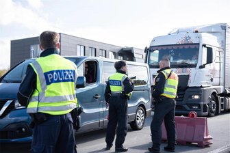 Sachsen: Bundespolizei registriert mehr illegale Einreisen als im Vorjahr - Bundespolizisten kontrollieren auf einem Parkplatz an der A17 den Einreiseverkehr aus Tschechien.