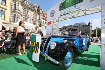 Sachsen Classic in Zwickau gestartet - Oberbürgermeisterin Pia Findeiß (l.) gab das Startsignal für die 16. Auflage der Sachsen Classic.