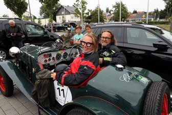 Sachsen-Classic macht kurz Halt in Frankenberg - Barbara Richter und Horst Schierle waren in ihrem Riley 12/4 Spezial nicht ganz regensicher unterwegs.