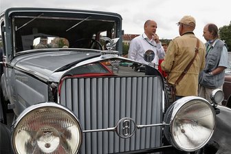 Sachsen Classic: Oldtimer absolvieren Prüfung am Fichtelberg - Die Sachsen Classic rollt an diesem Wochenende wieder durch das Erzgebirge. Gestartet wird wie im vorigen Jahr auf dem Platz der Völkerfreundschaft in Zwickau. 