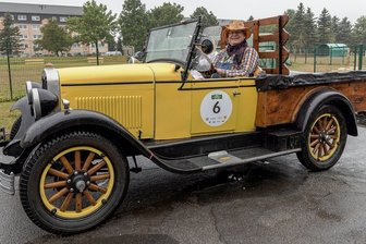 Sachsen-Classic: Oldtimer erobern den Fichtelberg - Christian und Natalia Mehl ließen sich in ihrem Chevrolet National AB auch durch den Regen nicht die gute Laune vermiesen. Ihr Blickfang auf vier Rädern gehörte mit seinem Baujahr 1928 zu den ältesten Autos, die bei der 19. Sachsen-Classic mit am Start waren. 