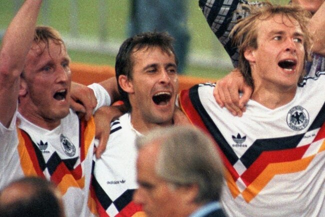 Sachsen Classic: Pierre Littbarski fährt im Golf GTI in Oberwiesenthal vor - Der größte sportliche Erfolg: Im Olympiastadion in Rom jubelt Pierre Littbarksi (2. von links) mit Andreas Brehme (links) und Jürgen Klinsmann über den Gewinn der Weltmeisterschaft. 