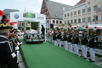 „Sachsen Classic“ startet in Zwickau mit prominenten Beifahrern und fast 100 Jahre alten Oldtimern - An der Startrampe auf dem Hauptmarkt stehen am Donnerstag im Traditions-Habit gekleidete Bergleute des Zwickauer Steinkohlenbergbau-Vereins.