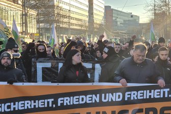 Sachsen: Die Anzahl rechtsextremer Teenager hat sich mehr als verdreifacht - Vorn dran die Alten, dahinter Rechtsextremisten im Teenageralter wie bei der Eröffnung der Kulturhauptstadt in Chemnitz.