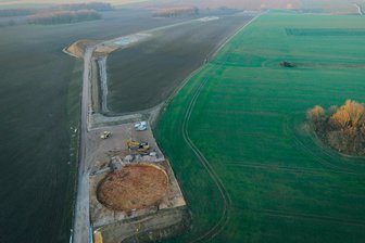 Sachsen-Energie baut Fundamente für Windräder in Crimmitschau: Strom für 22.000 Haushalte geplant - Die Baustelle aus der Vogelperspektive: Nach dem Ausheben der Gruben folgen die Fundamente.