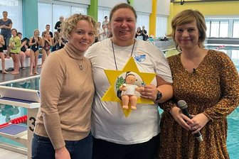Stefanie Lang hat die Überraschung für Janine Süß eingefädelt, und MDR-Moderation Elena Pelzer hat den Engel übergeben (v. l.).  