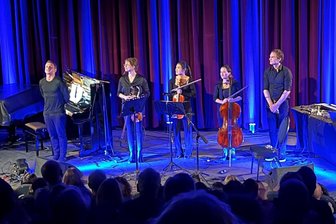 Sachsen erfolgreichstes Neu-Klassik-Werk: Sven Helbig feiert zehn Jahre "Pocket Symphonies" - François Lambret, Emilija Kortus, Yuju Lei, Kajana Paèko und Sven Helbig (von links) beim Konzert in der Schauburg.