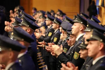 Sachsen ernennt neue Polizeimeister in Chemnitz: Eltern blicken „mit gemischten Gefühlen“ auf den Beruf - Hunderte neue Polizistinnen und Polizisten wurde in Sachsen ernannt.