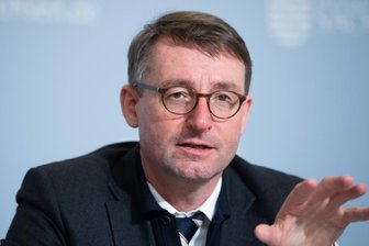 Sachsen: Erstaufnahme für Flüchtlinge auf 10.000 Plätze aufgestockt - Roland Wöller - Innenminister