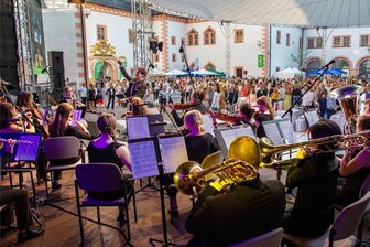 Sachsen feiert: Kretschmer lädt zum Sommerfest auf die Augustusburg - Ein Höhepunkt des Abends war eine Neuinterpretation des Steigerlieds, die die Junge Philharmonie Augustusburg unter Leitung von Pascal Kaufmann zum ersten Mal vor Publikum spielte.
