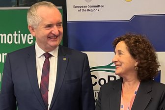 Sachsen fordert EU-Fonds für Automobilregionen - Sachsens Minister für Regionalentwicklung, Thomas Schmidt, sprach in Brüssel auch mit Carmen Maeztu, der Wirtschaftsministerin von Navarra. Das Gebiet im Norden Spaniens hat den Vorsitz in der EU-Allianz der Automobilregionen.
