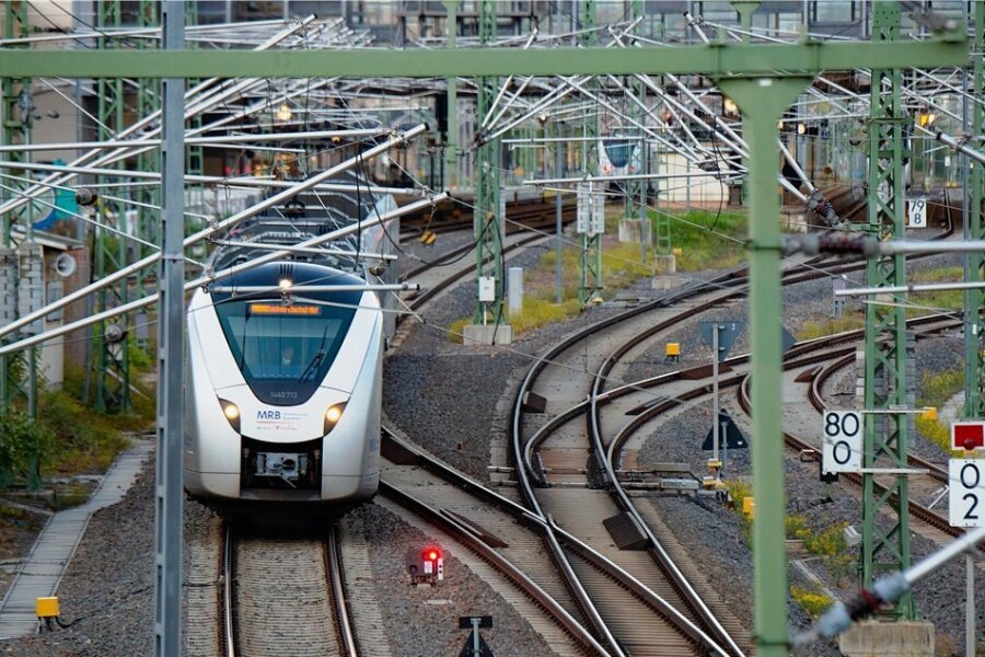 Unterwegs auf der Sachsen-Franken-Magistrale: Ein Zug verlässt den Hauptbahnhof Chemnitz. Bis Hof kann elektrisch gefahren werden. 