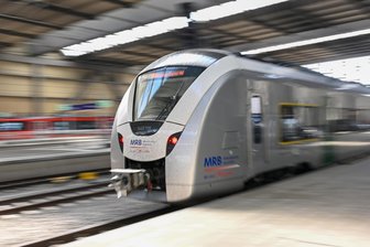 Sachsen-Franken-Magistrale: Zugpendler aus dem Vogtland brauchen mehr Geduld - Für Pendler zwischen Hof und Dresden dauert die Zugfahrt ab Samstag noch länger.