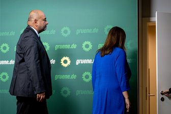 Sachsen-Grüne zum Rücktritt von Lang und Nouripur: „Das war unausweichlich“ - Grünen-Parteivorsitzenden Ricarda Lang (r) und Omid Nouripour verlassen eine Pressekonferenz in der Bundesgeschäftsstelle Bündnis 90/Die Grünen. Die Grünen-Spitze zieht nach den Misserfolgen der Partei bei mehreren Wahlen personelle Konsequenzen.
