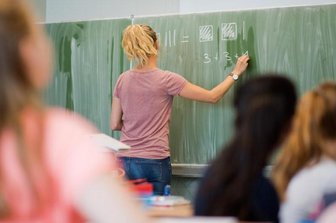 Sachsen: Gutachten rät zu Verbeamtung von Lehrern über 2023 hinaus - 