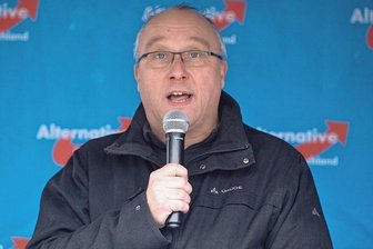 Sachsen: Halbierte Bezüge für suspendierte Ex-Richter? - Der frühere  AfD-Bundestagsabgeordnete Jens Maier darf in Sachsen nicht mehr als Richter arbeiten, erhält aber seine vollen Bezüge. Die Justizministerin will für solche Fälle die Rechtslage ändern lassen. 