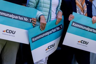 Sachsen ist auch in Duisburg - Parteifreunde der Landes-CDU halten Banner mit der Aufschrift „Kommunalpartei Nr. 1“ in den Händen.