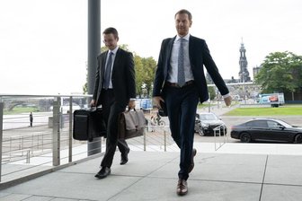 Sachsen: Kenia-Koalition einigt sich auf 49-Milliarden-Euro-Rekord-Haushalt - Michael Kretschmer (CDU, r), Ministerpräsident von Sachsen, kommt vor der Kulisse der Altstadt in den Landtag.