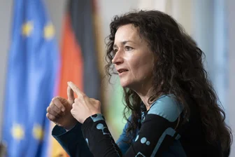 Sachsen: KI, Software und mehr Richter sollen Asylverfahren beschleunigen - Sachsens Justizministerin Constanze Geiert (CDU) nach dem Asylgipfel, der die Verwaltungsgerichte bei Asylverfahren entlasten soll.