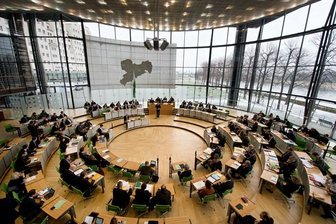 Sachsen: Koalition stockt den Haushalt auf - Der Sächsische Landtag in Dresden entscheidet Ende April über den Doppelhaushalt 2015/16.