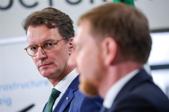 Sachsen: Kretschmer schließt Koalition mit BSW nicht aus und will Populisten in „konkrete Arbeit“ bringen - Michael Kretschmer (r.) und NRW-Ministerpräsident Hendrik Wüst (beide CDU) bei der Pressekonferenz nach einer gemeinsamen Regierungssitzung in Leipzig.