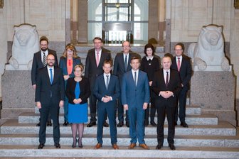 Sachsen: Kretschmer tauscht fast halbes Kabinett aus - Auch Kultusminister Haubitz nicht mehr dabei - Sachsens Kabinettsmitglieder in der 1. Reihe von links: Kultusminister Christian Piwarz (CDU), Sozialministerin Barbara Klepsch (CDU), Ministerpräsident Michael Kretschmer (CDU), Wirtschaftsminister Martin Dulig (SPD) und Landwirtschaftsminister Thomas Schmidt (CDU). In der 2. Reihe von links: Justizminister Sebastian Gemkow (CDU), Integrationsministerin Petra Köpping (SPD), Innenminister Roland Wöller (CDU), Finanzminister Matthias Haß (CDU), Wissenschaftsministerin Eva-Maria Stange (SPD), und der Chef der Staatskanzlei, Oliver Schenk (CDU), in der Sächsischen Staatskanzlei in Dresden.