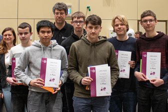 Sachsen kürt beste Chemieschüler: Dieser Erzgebirger ist ganz vorn - Toni Radecker (zweiter v. l.) hat die Landesolympiade in Chemie der zehnten Klassen gewonnen.